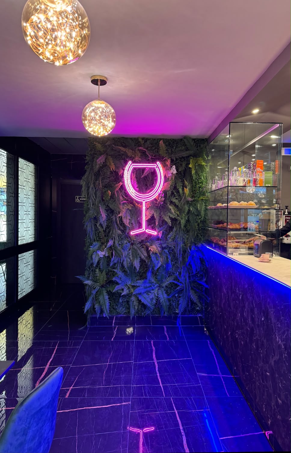 Calice al neon nel locale Makò