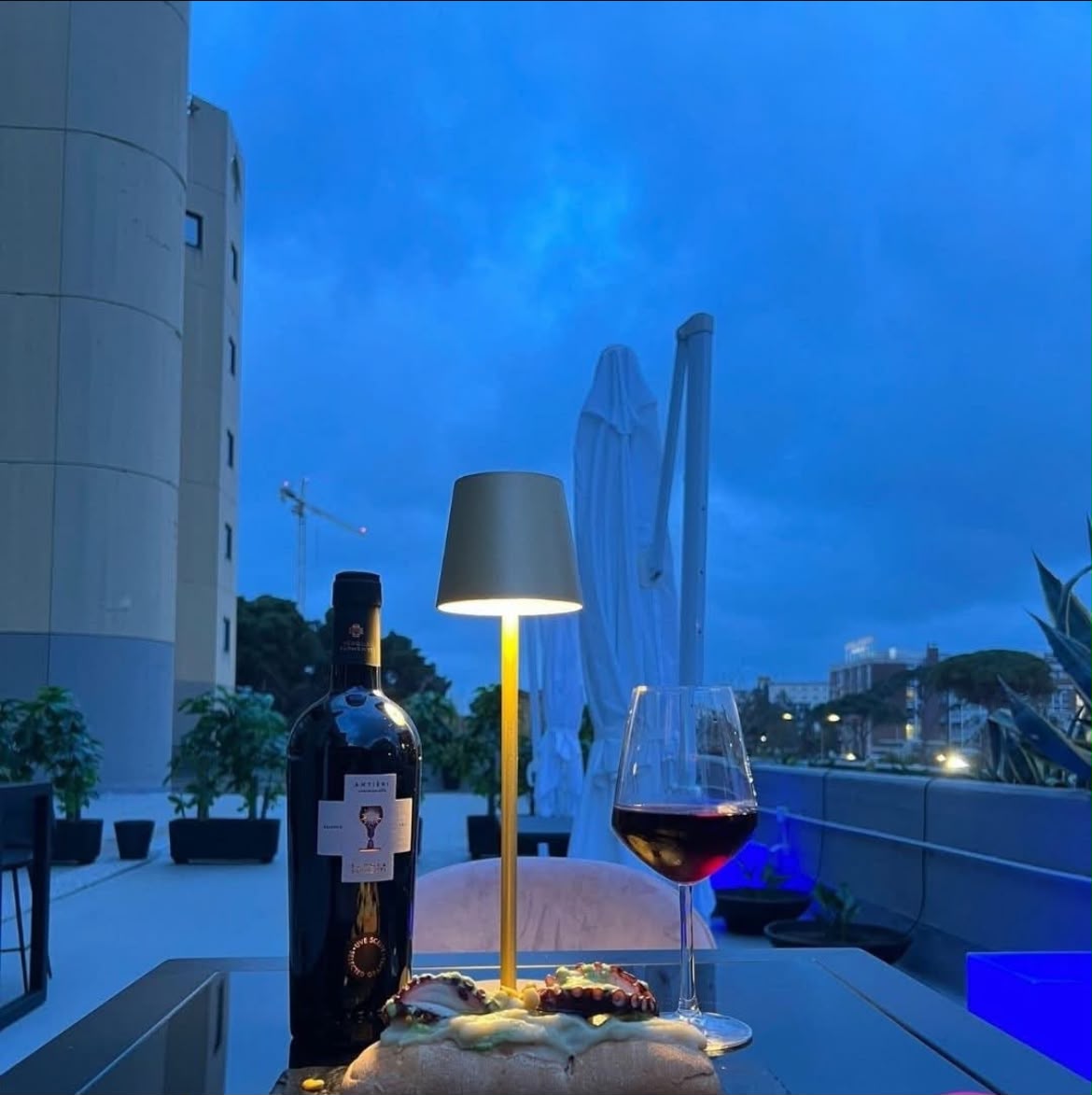 Calice di vino al tramonto