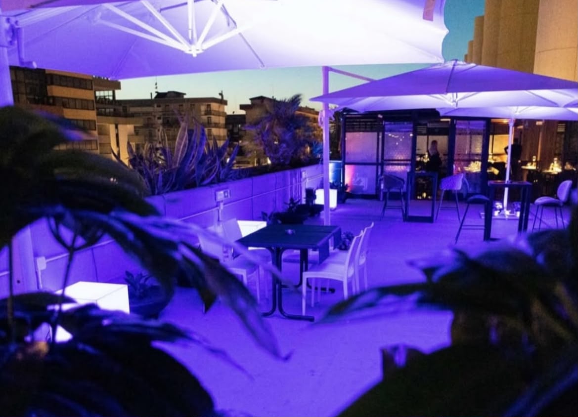 Terrazza Makò con luci viola