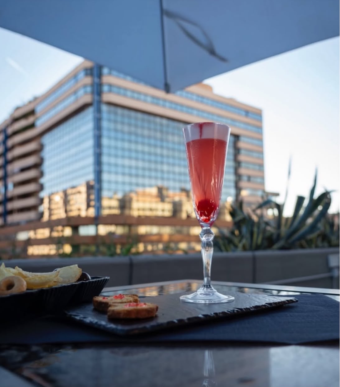 Cocktail rosa con vista città
