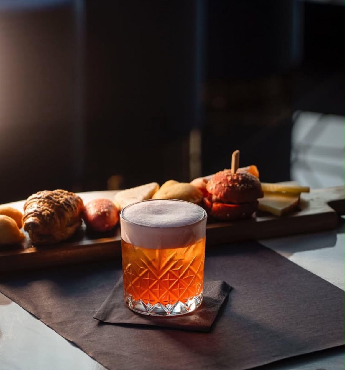 Cocktail d'autore con tagliere